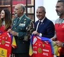 Las Guerreras homenajean al Colegio de Guardias Jóvenes