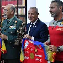 Las Guerreras homenajean al Colegio de Guardias Jóvenes
