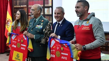 Las Guerreras homenajean al Colegio de Guardias Jóvenes