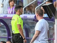 Etayo observa la acción de la mano precedida de rebote en el muslo de Théo Zidane