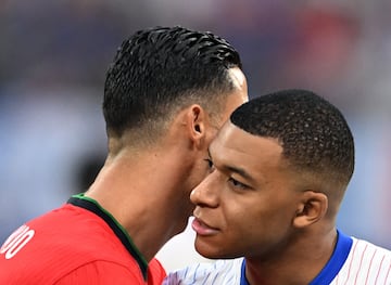 Galácticos del ayer y del mañana: Cristiano Ronaldo y Mbappé se saludaron afectuosamente cuando se midieron en esta Eurocopa. 