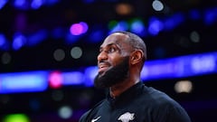 Los Angeles Lakers forward LeBron James (6) warms up before game.