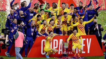 SEVILA, SPAIN - APRIL 17: Players of FC Barcelona celebrates with the trophy during the Spanish Copa del Rey  match between Athletic de Bilbao v FC Barcelona at the La Cartuja Stadium on April 17, 2021 in Sevila Spain (Photo by David S. Bustamante/Soccrat