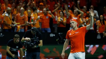 El holandés Tallon Griekspoor celebra su victoria ante al alemán Jan-Lennard Struff durante las semifinales de la Copa Davis que han disputado Alemania y Holanda en el pabellón Martín Carpena de Málaga.