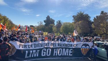 La afici¨®n del Valencia se manifiesta: 'Lim go home'