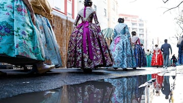 Enloquece con un detalle de los trajes de las falleras de Valencia y acaba descubriendo un tremendo ‘vacío legal’