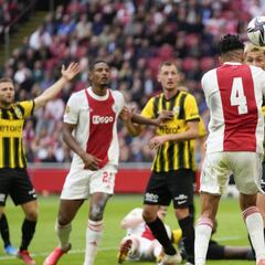 Edson Álvarez scores his first goal of the season for Ajax