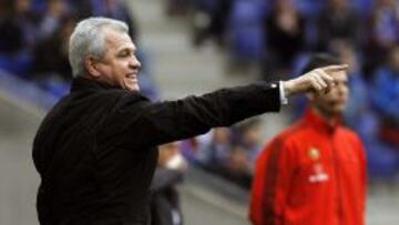 El entrenador del Espanyol, Javier Aguirre, se dirige a sus jugadores durante el partido disputado hoy frente al Granada CF.