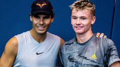 Rafa Nadal y Barney Fitzpatrick posan tras entrenar en la Pista Indoor de la Rafa Nadal Academy by Movistar.