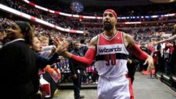 Drew Gooden, felicitado por el público de Washington.