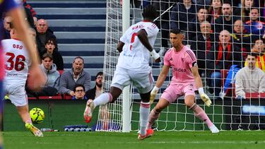 Oso marca el 3-1 al Barcelona. 