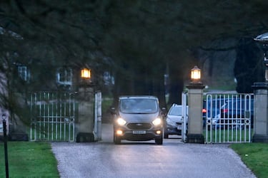 Un vehículo sale del Royal Lodge, una propiedad en los alrededores del Castillo de Windsor y antigua residencia de Andrew Mountbatten Windsor, hermano menor del rey Carlos de Gran Bretaña, anteriormente conocido como el príncipe Andrés, quien fue arrestado esta mañana bajo sospecha de mala conducta en un cargo público, después de que el Departamento de Justicia de Estados Unidos publicara más registros vinculados al difunto financiero y delincuente sexual convicto Jeffrey Epstein.