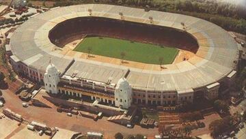 Situado en la ciudad de Turín, Italia. Construido para la Copa del Mundo de 1990 con capacidad para 71, 012 aficionados. Fue casa de la Juventus y del Torino de 1990 hasta el 2006.