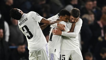 Rodrygo es felicitado por Militao y Valverde tras uno de sus goles.