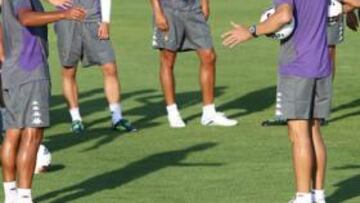 <b>CALOR. </b>Djukic exprimió a sus futbolistas en la primera sesión en una placentera tarde de calor.