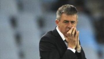 El entrenador del Granada C.F, Lucas Alcaraz, durante el partido de la trigésimo sexta jornada de la Liga de Primera División que Real Sociedad y Granada CF juegan esta noche en el estadio de Anoeta de San Sebastián.