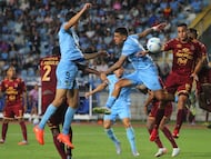 Futbol, O’Higgins vs Club Deportes Tolima,
Tercera Fase, Conmebol Libertadores 2026
El jugador de O’Higgins Miguel Brizuela, centro, disputa el balon contra Bryan Rovira de Club Deportes Tolima durante el partido de Conmebol Libertadores disputado en el Estadio Codelco El Teniente de Rancagua, Chile.
4/3/2026
Jorge Loyola/Photosport
Football, O’Higgins vs Club Deportes Tolima,
third phase, Conmebol Libertadores 2026
O’Higgins player Miguel Brizuela, center, vies the ball against Bryan Rovira of Club Deportes Tolima during a Conmebol Libertadores match at the Codelco El Teniente stadium in Rancagua, Chile.
4/3/2026
Jorge Loyola/Photosport