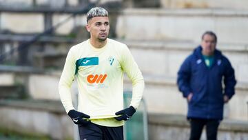 Arana debuta en una lista mermada por cinco bajas