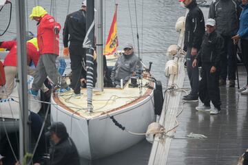 El Rey Juan Carlos a su llegada a puerto tras su embarco en el  'El Bribn' en el Real Club Nutico de Sanxenxo.