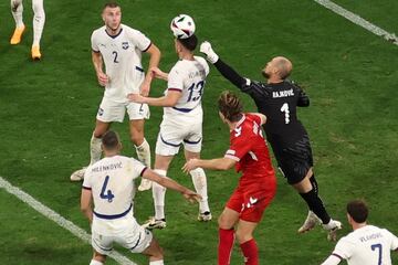 Munich (Germany), 25/06/2024.- Milos Veljkovic (C) and goalkeeper Predrag Rajkovic of Serbia (R) in actionduring the UEFA EURO 2024 Group C soccer match between Denmark and Serbia, in Munich, Germany, 25 June 2024. (Dinamarca, Alemania) EFE/EPA/MOHAMED MESSARA
