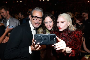 Jeff Goldblum, Emilie Livingston y Lady Gaga 
durante la gala de los Premios Grammy 2026 celebrados en el Crypto.com Arena de Los Ángeles.