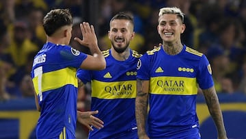Argentina's Boca Juniors Dar�o Benedetto (C) celebrates with teammates after scoring against Bolivia's Always Ready during the Copa Libertadores group stage first leg football match, at La Bombonera stadium in Buenos Aires on April 12, 2022. (Photo by Juan Mabromata / AFP)