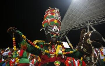 Un aficionado de Burkina Faso anima a su selección durante el partido de semifinales de la Copa África ante Egipto. 