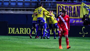 El C¨¢diz no pierde la estela y sigue so?ando con Primera