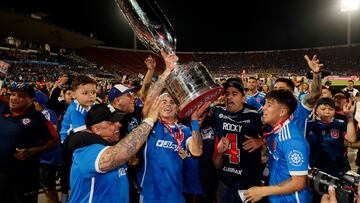 Futbol, Universidad de Chile vs Nublense.
Final Copa Chile 2024.
El jugador de Universidad de Chile Maximiliano Guerrero y Marcelo Morales celebran con el trofeo de la Copa Chile tras el partido final contra Nublense disputado en el estadio Nacional de Santiago, Chile.
20/11/2024
Andres Pina/Photosport
Football, Universidad de Chile vs Nublense.
2024 Copa Chile Championship Final.
Universidad de Chile’s players Maximiliano Guerrero and Marcelo Morales celebrate with the Copa Chile Championship trohy after the 2024 Copa Chile final match against Nublense at the National stadium in Santiago, Chile.
20/11/2024
Andres Pina/Photosport