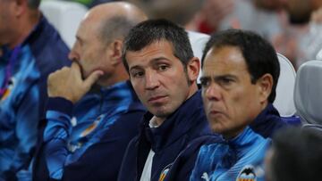 LONDON, ENGLAND - SEPTEMBER 17: Albert Celades head coach of Valencia looks on prior to the UEFA Champions League group H match between Chelsea FC and Valencia CF at Stamford Bridge on September 17, 2019 in London, United Kingdom. (Photo by Richard Heath