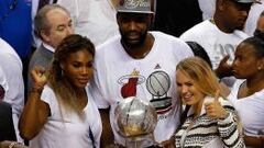 Greg Oden, con el t&iacute;tulo de campe&oacute;n de Conferencia, junto a Serena Williams y Caroline Wozniacki.