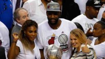 Greg Oden, con el título de campeón de Conferencia, junto a Serena Williams y Caroline Wozniacki.