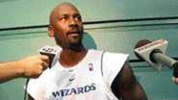 CRIOTERAPIA. Jordan se aplica hielo para combatir la tendinitis.