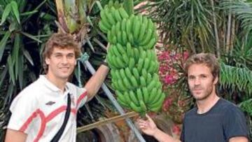 <b>MIKEL ALONSO RECIBIÓ AL RIVAL</b> Mikel Alonso, que perteneció al Athletic en edad juvenil, no dudó en agasajar a la expedición rojiblanca ayer a su llegada a Tenerife. En la imagen, con Llorente.