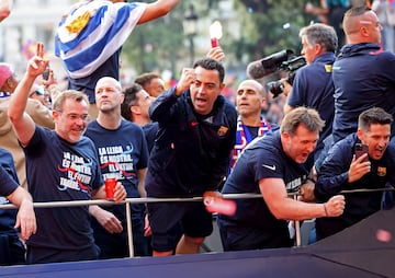 Soccer Football - FC Barcelona victory parade after winning  LaLiga - Barcelona, Spain - May 15, 2023 FC Barcelona coach Xavi with his staff and players celebrate with fans after winning LaLiga REUTERS/Nacho Doce