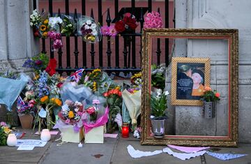 Miles de personas se han acercado al palacio de Buckingham para despedirse de la reina Isabel II.