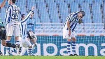 <b>ALEGRÓN MALAGUISTA. </b>Calleja y Valcarce celebran el gol del Chengue Morales mientras Juanito se queja del golpe del uruguayo.