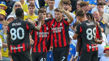 AC Milan's Mexican striker #07 Santiago Gimenez (C) celebrates with teammates after scoring the opening goal during the pre-season friendly football match between Leeds United and AC Milan at the Aviva Stadium in Dublin on August 9, 2025. (Photo by Paul Faith / AFP)