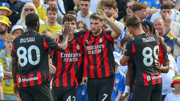 AC Milan's Mexican striker #07 Santiago Gimenez (C) celebrates with teammates after scoring the opening goal during the pre-season friendly football match between Leeds United and AC Milan at the Aviva Stadium in Dublin on August 9, 2025. (Photo by Paul Faith / AFP)