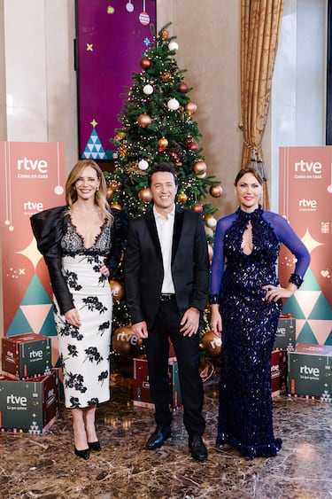 La presentadora de TV y actriz Paula Vázquez, el divulgador científico español en televisión Jacob Petrus, y la periodista Carolina Casado posan durante la presentación de la programación navideña de RTVE en el Teatro Real de Madrid.   