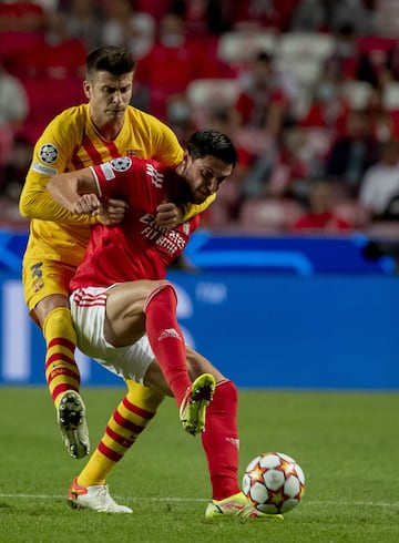 Gerard Piqué y Roman Yaremchuk.