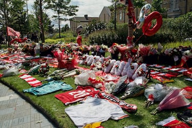 Los seguidores homenajean a Diogo Jota, fallecido a los 28 años en un accidente de tráfico.