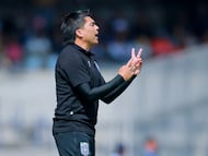 Soccer Football - Liga MX - Pumas UNAM v Queretaro - Estadio Olimpico Universitario, Mexico City, Mexico - January 11, 2026 Queretaro coach Esteban Gonzalez reacts REUTERS/Eloisa Sanchez
