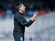 Soccer Football - Liga MX - Pumas UNAM v Queretaro - Estadio Olimpico Universitario, Mexico City, Mexico - January 11, 2026 Queretaro coach Esteban Gonzalez reacts REUTERS/Eloisa Sanchez