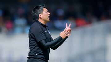Soccer Football - Liga MX - Pumas UNAM v Queretaro - Estadio Olimpico Universitario, Mexico City, Mexico - January 11, 2026 Queretaro coach Esteban Gonzalez reacts REUTERS/Eloisa Sanchez