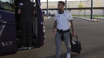 El exsevillista Antonio Luna, a su llegada ayer al aeropuerto de San Pablo en Sevilla.