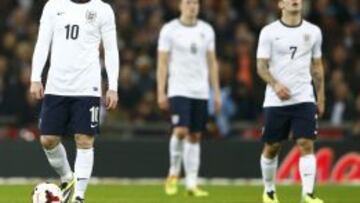 Los jugadores ingleses, con Rooney a la cabeza, se mostraron cabizbajos tras perder el pasado viernes en Wembley frente a Chile por 0-2.