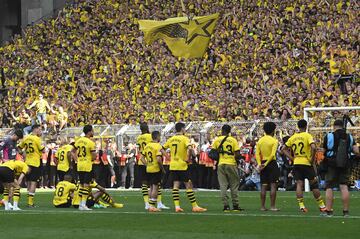 El empate ante el Mainz, unido a la victoria del Bayern en Colonia, dejó al Dortmund sin título ante su afición pese a que dependían de sí mismos.  Los jugadores, desolados al final del encuentro.