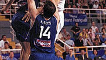 <B>DUELO DE COLOSOS.</B> Tabak y Jiménez, fundamentales en el rebote.