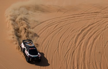 El piloto francés Guerlain Chicherit y el copiloto Alex Winocq compiten durante la etapa de hoy. 